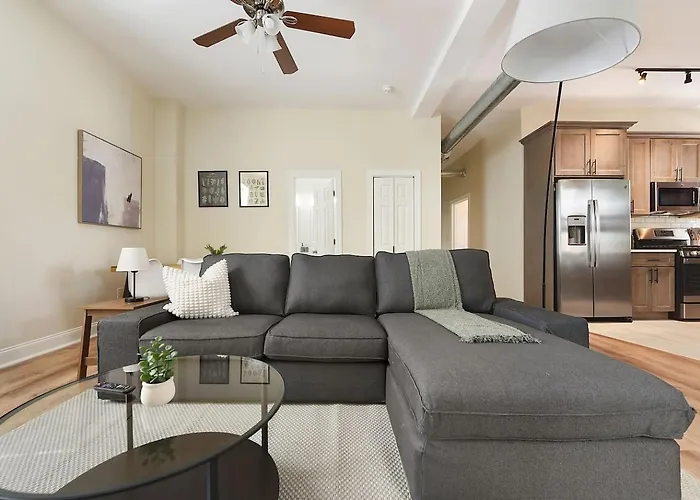 Netflix+bbq+9bedrooms With Parking Near Bakery Sq. Apartment *