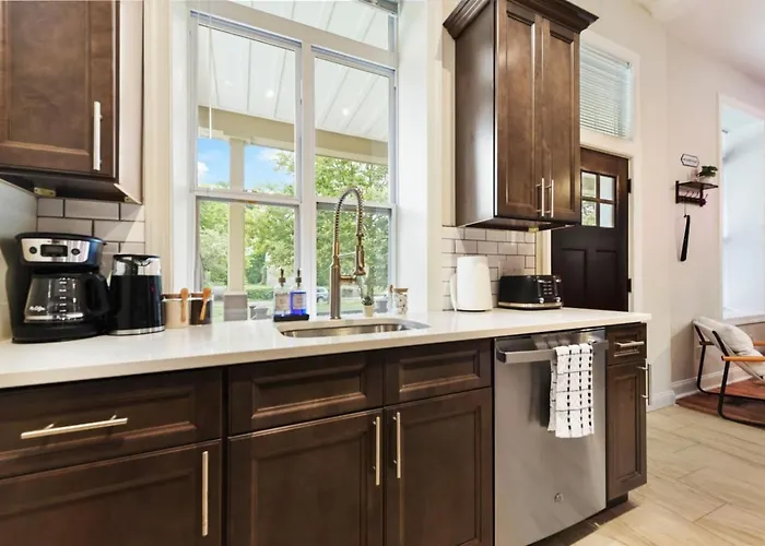 Netflix+bbq+9bedrooms With Parking Near Bakery Sq.
