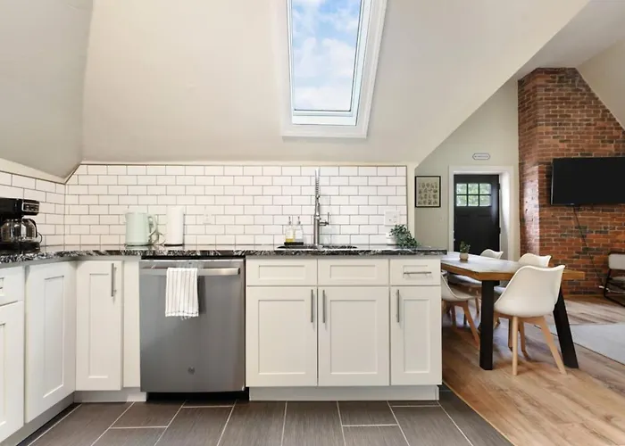 Apartment Netflix+bbq+9bedrooms With Parking Near Bakery Sq. *