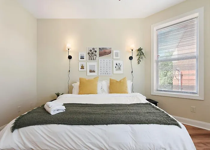 Netflix+bbq+9bedrooms With Parking Near Bakery Sq. Apartment *