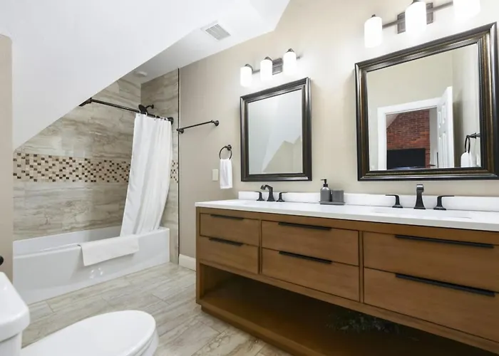 Netflix+bbq+9bedrooms With Parking Near Bakery Sq.