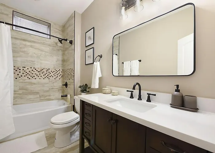 Netflix+bbq+9bedrooms With Parking Near Bakery Sq. Apartment