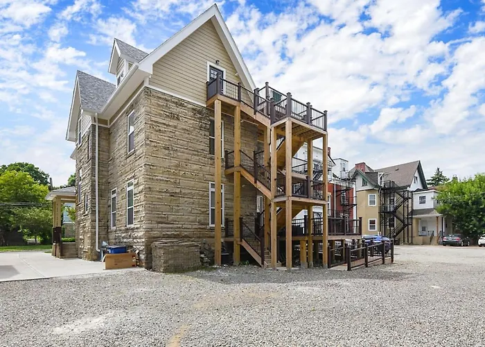 Netflix+bbq+9bedrooms With Parking Near Bakery Sq. Apartment *