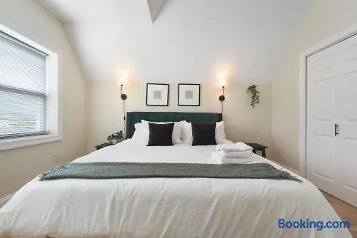 Netflix+bbq+9bedrooms With Parking Near Bakery Sq. Apartment *